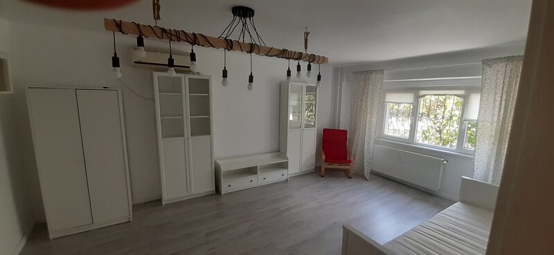 Aviatiei, adiacent Crystal Palace,