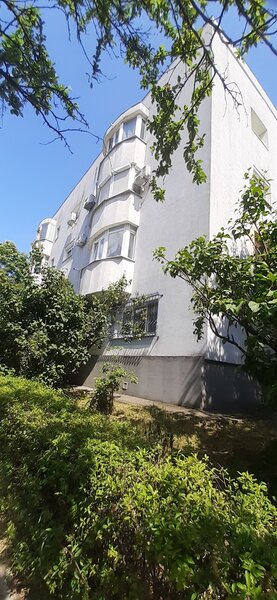 Aviatiei, adiacent Crystal Palace,